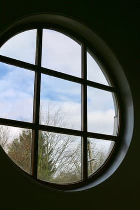 Rundes Fenster und Holzbereich in der Kita Märchenland